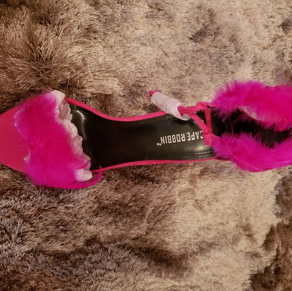 Feathered heels - Picture 2 of 4